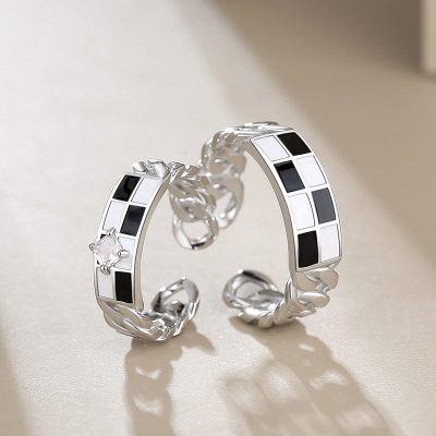 Nhẫn đôi bạc trơn hình caro trắng đen Oswald LILI_348327_2