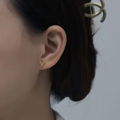 Bông Tai Bạc Nữ đính đá CZ Hình Chữ V Cách điệu Amora LILI 080346 4