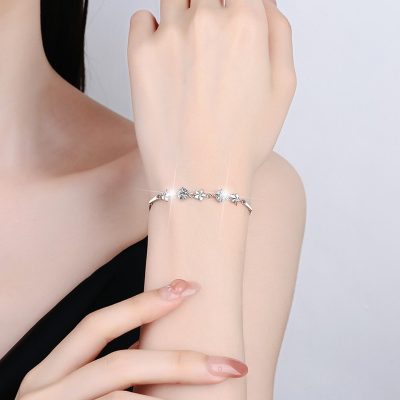Lắc Tay Bạc Nữ đính Kim Cương Moissanite Hoa May Mắn Hallie LILI 166027 5