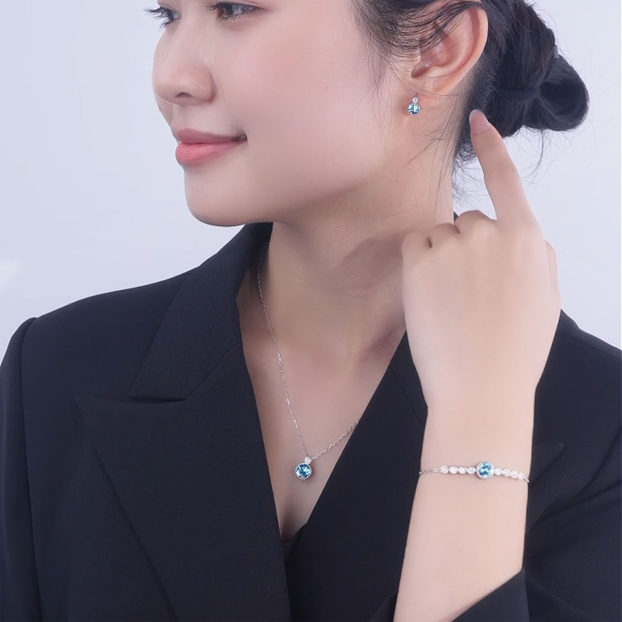 Bộ Nữ Trang đính Pha Lê Swarovski Trái Tim Của Biển Xanh Mẫu đeo