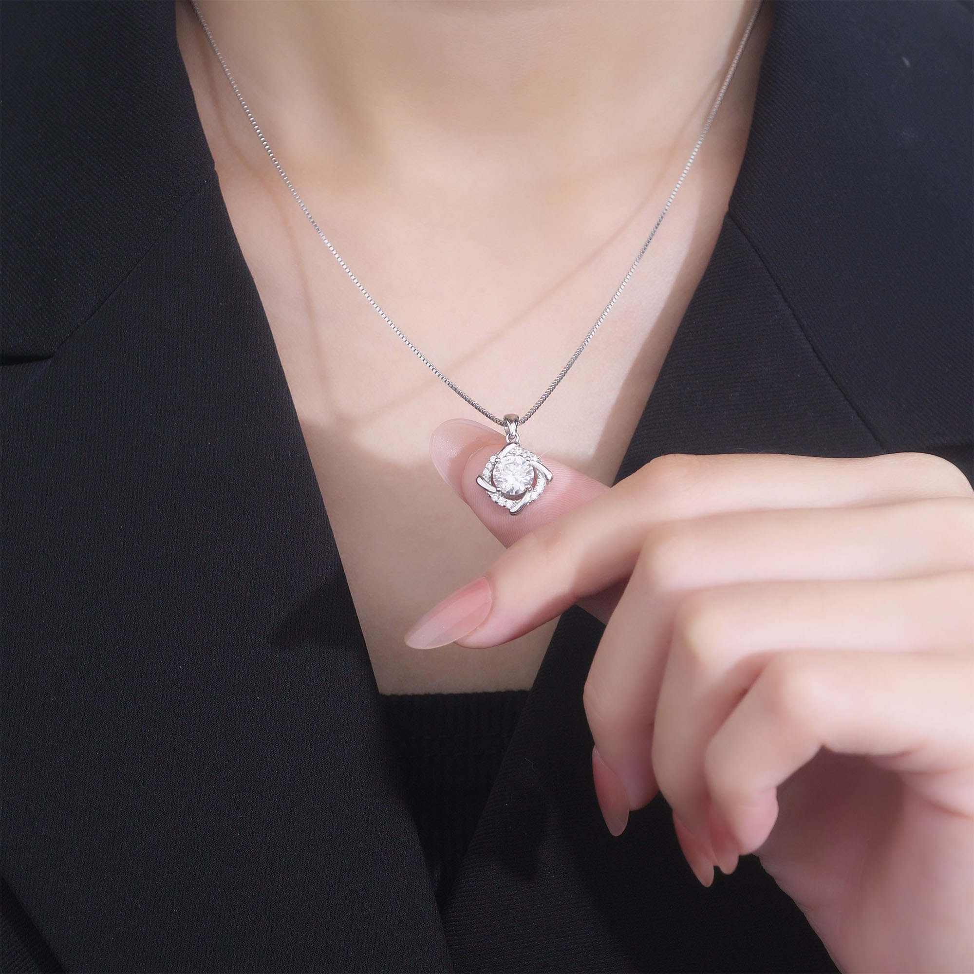 Dây Chuyền Bạc Nữ đính Kim Cương Moissanite Tròn Cách điệu LILI 413898 Mẫu đeo