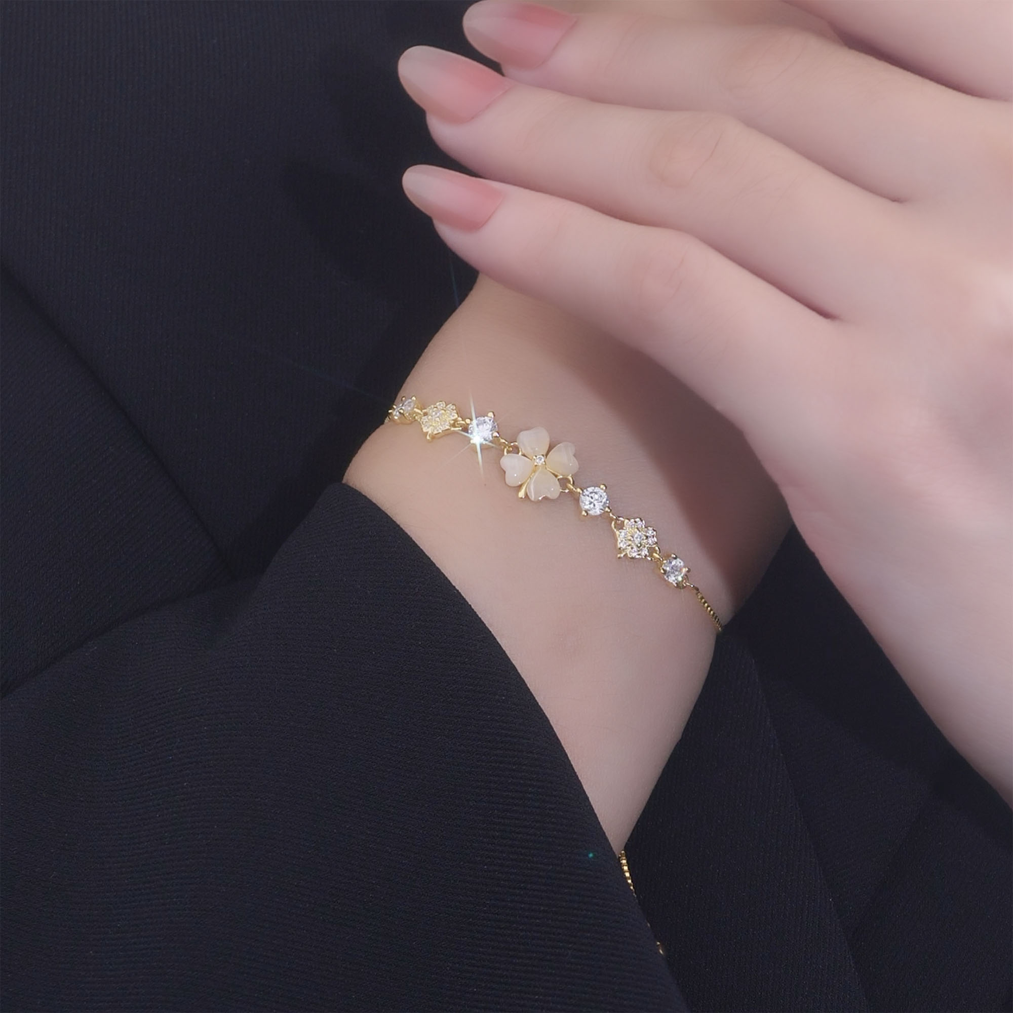 Lắc Tay Bạc Nữ LiLi S925 đính đá CZ Cao Cấp Dạng Dây Rút Hình Cỏ 4 Lá May Mắn Amina LILI 115896
