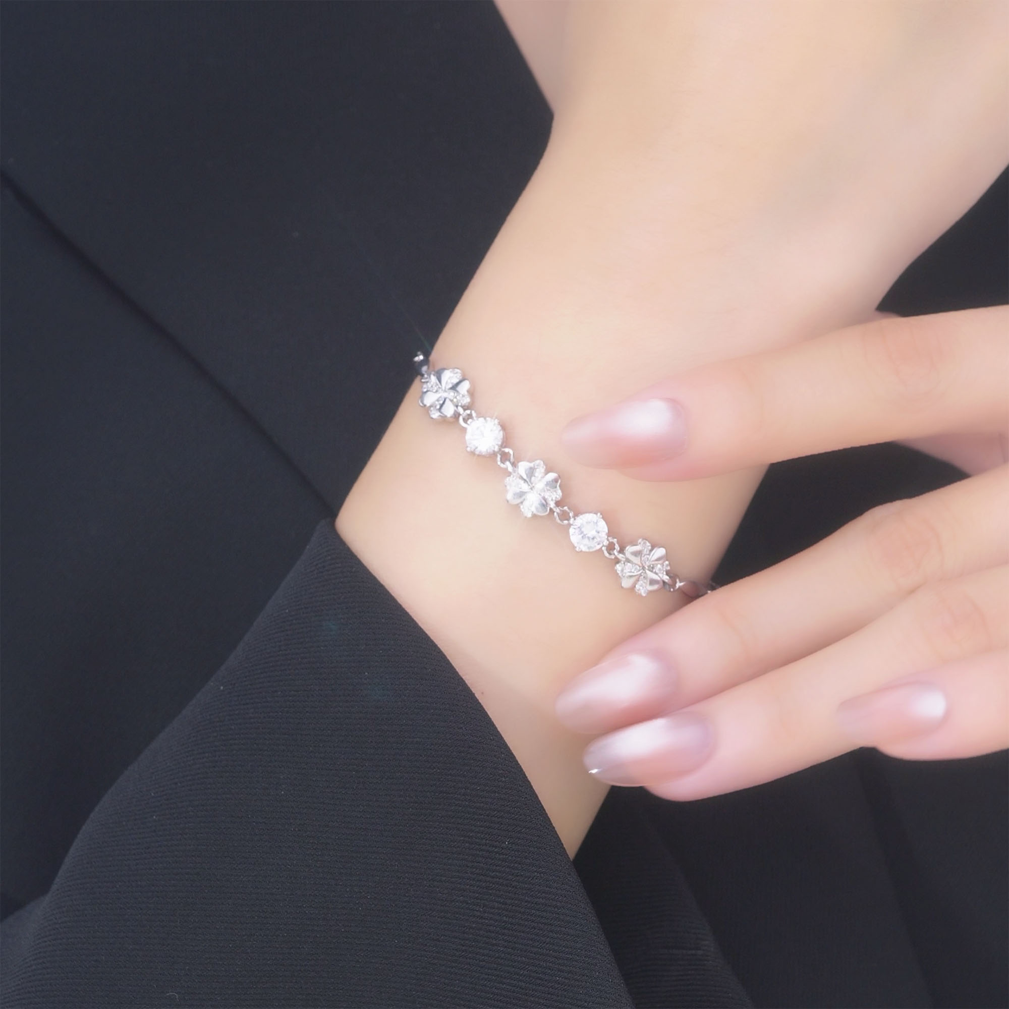 Lắc Tay Bạc Nữ LiLi S999 đính đá CZ Cao Cấp Hình Cỏ 4 Lá May Mắn Makayla LILI 661577 Mẫu đeo 1
