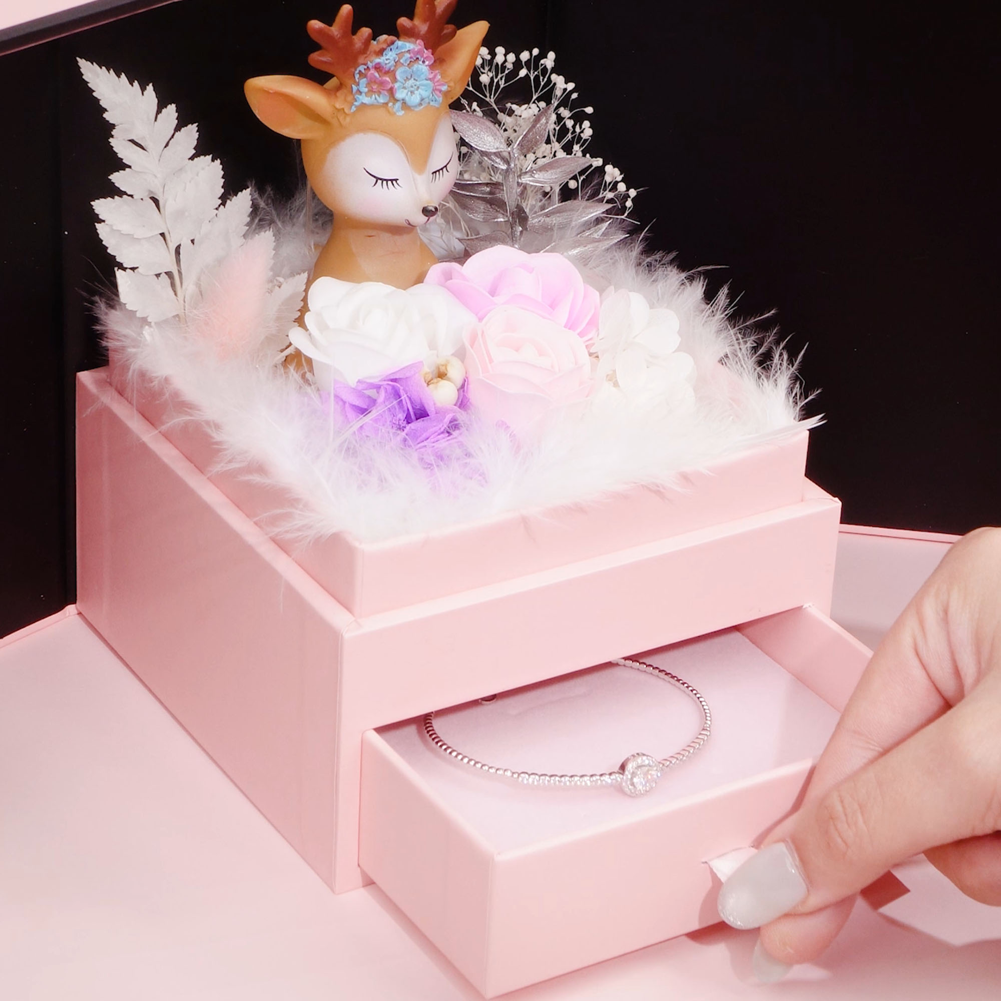 Set Quà Vòng Tay Bạc Nữ Dạng Kiềng Đính Kim Cương Moissanite Tròn Farah LILI 054678 Và Hộp Quà Tặng Trang Sức Đóng Mở Đèn Led Nai Con Hoa Hồng Sáp LILI 334929