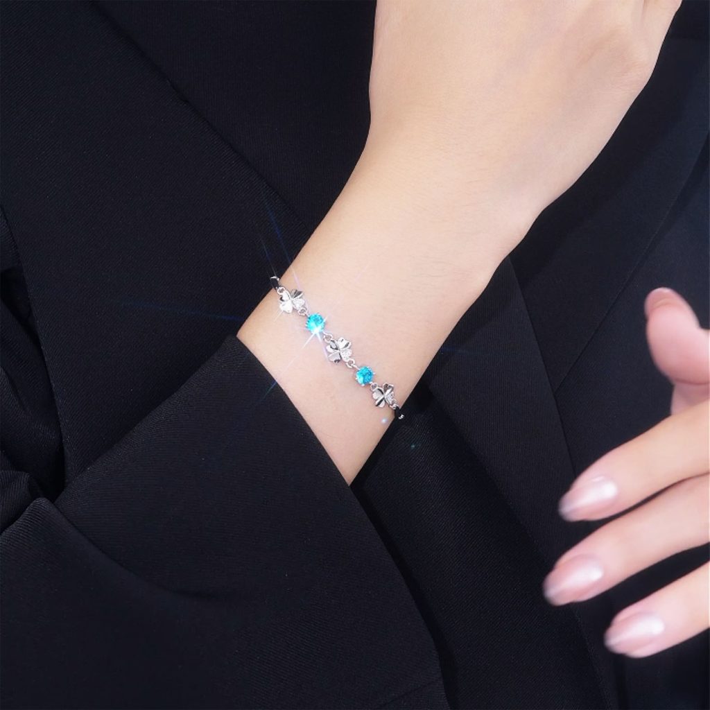 Lắc Tay Bạc Nữ Bắt Sáng Nhẹ Khi Chuyển động