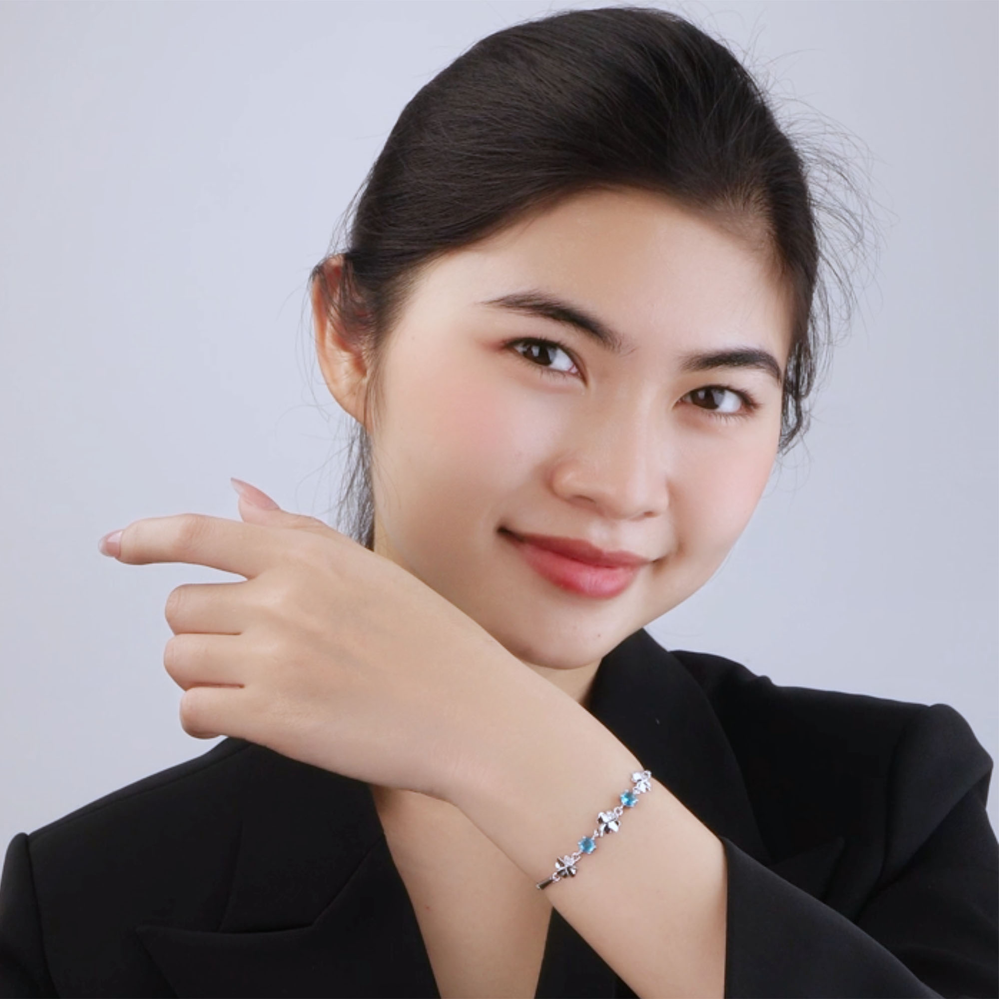 Lắc Tay Bạc Nữ Mạ Bạch Kim đính đá CZ Cỏ 4 Lá Mẫu đeo 1
