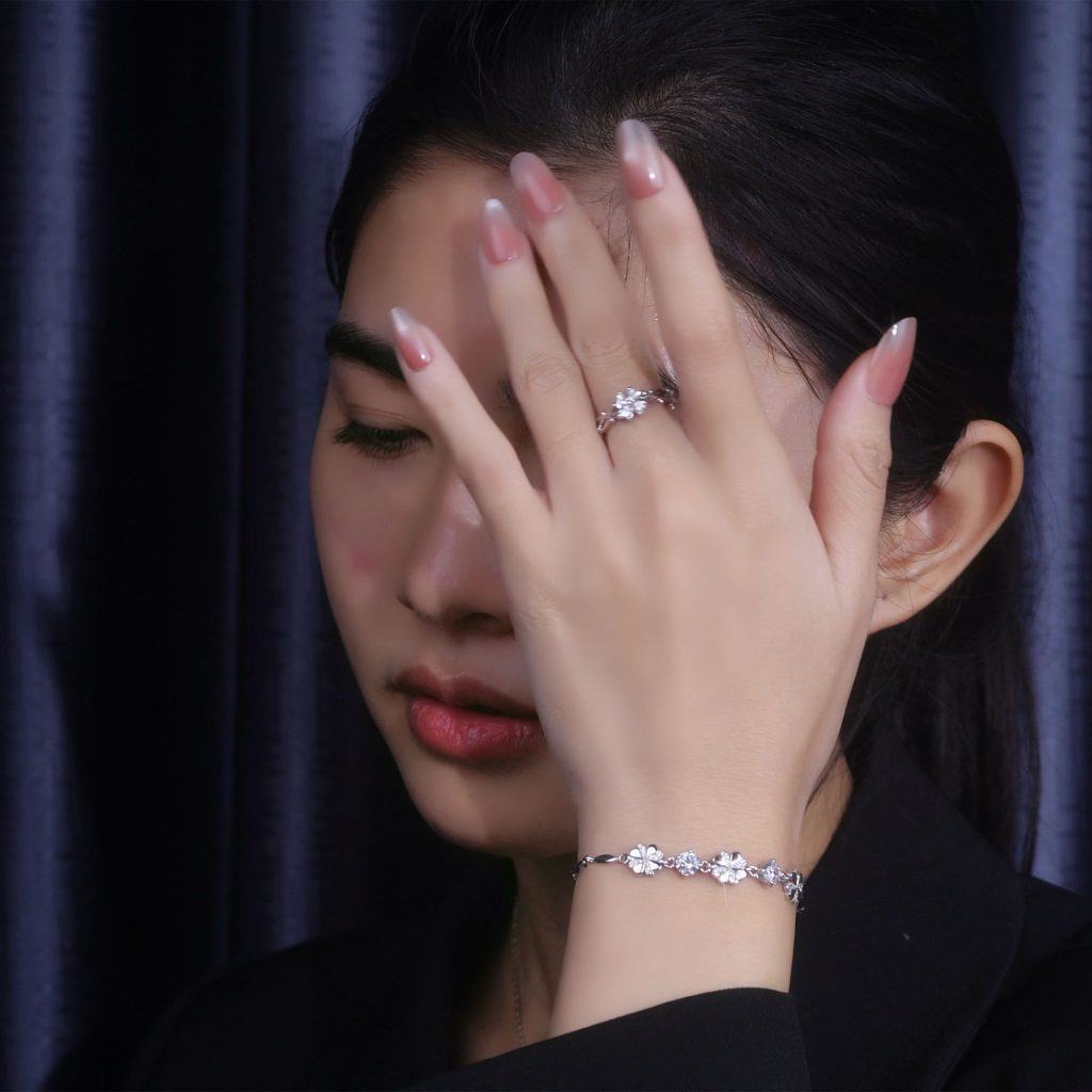 Mồ Hôi Khiến Trang Sức Bạc Nhanh Bị đen