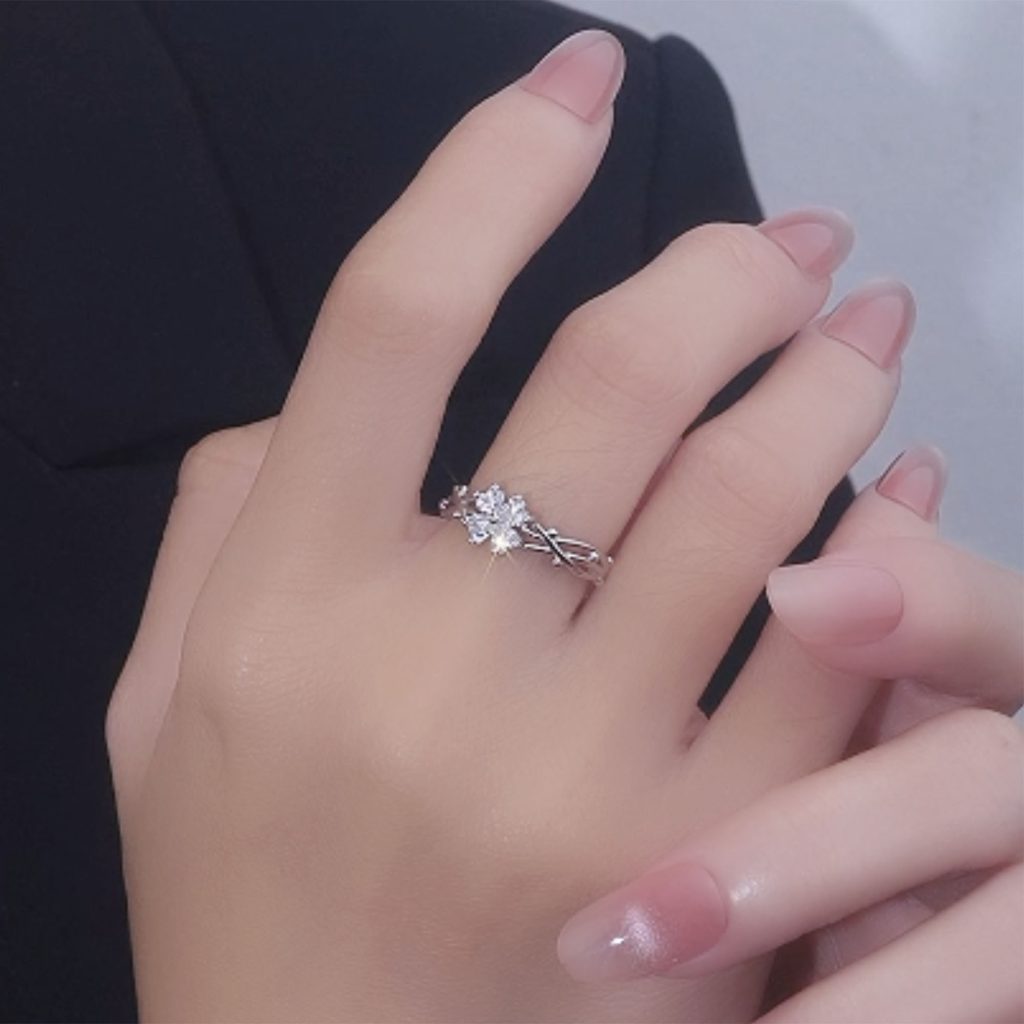 Nhẫn Bạc Nữ đính đá CZ Hình Cỏ 4 Lá Kalani Mẫu đeo 2