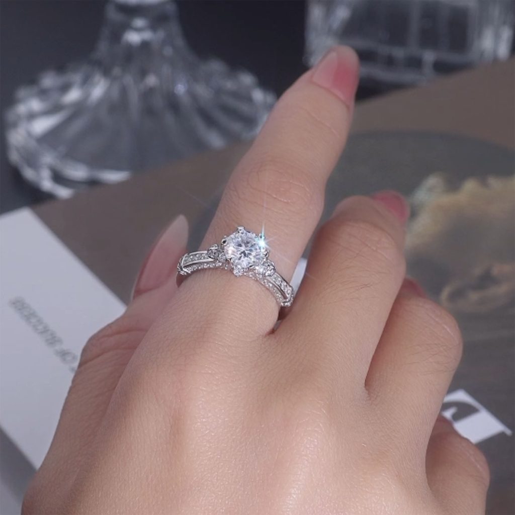 Nhẫn Bạc Nữ đính Kim Cương Moissanite Hình Bông Hồng Mẫu đeo