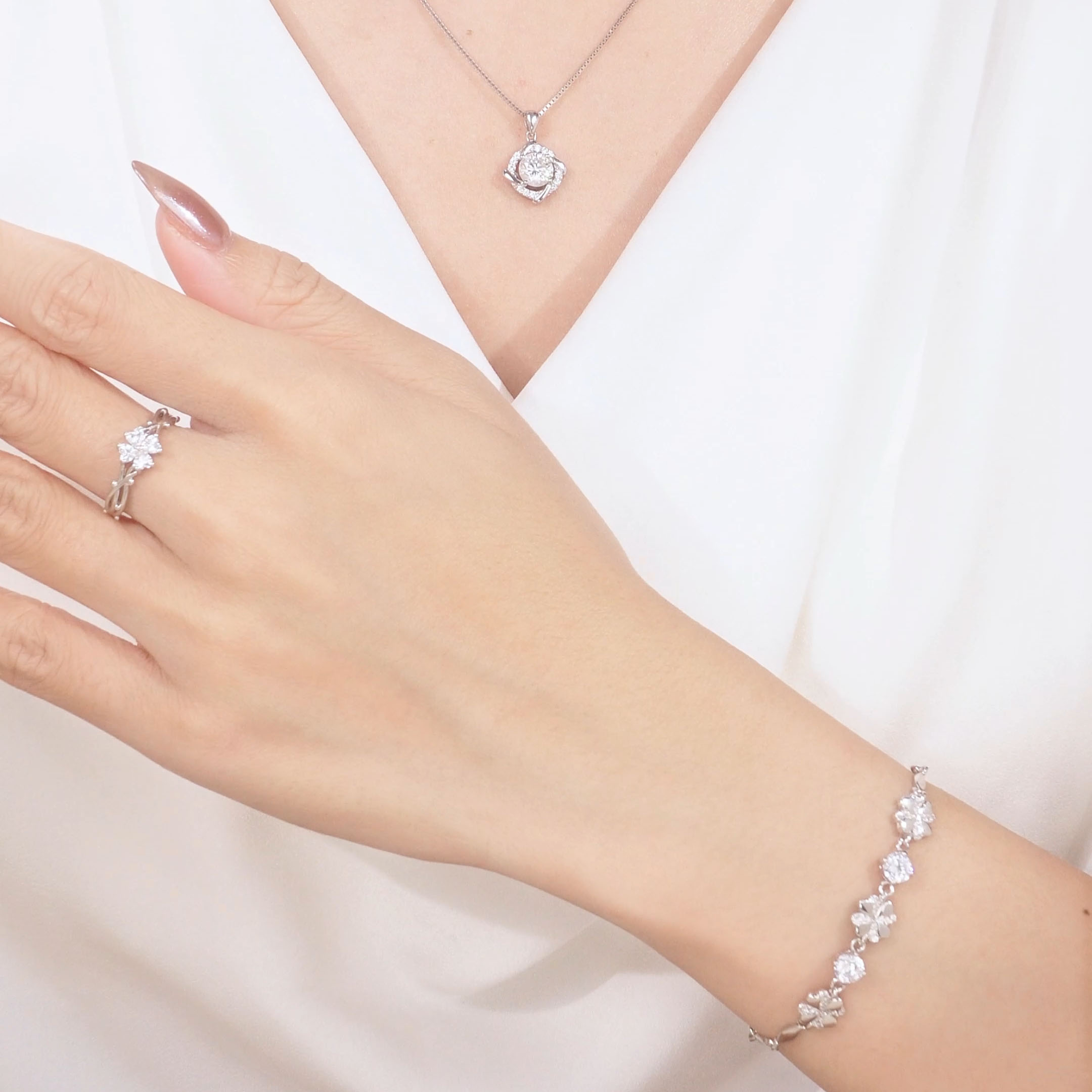 Mẫu đeo Bộ Trang Sức